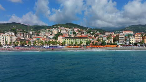 Costa-De-La-Colorida-Ciudad-De-Varazze-En-Liguria,-Italia