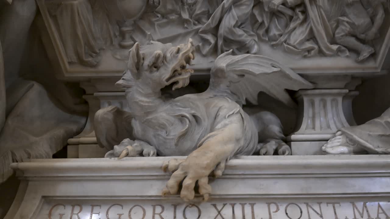 Primo piano del drago araldico in marmo scolpito alla base del monumento funebre di Papa Gregorio XIII, opera di Camillo Rusconi, all'interno della Basilica di San Pietro