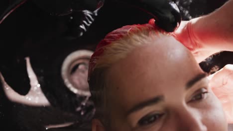 vista de cerca mujer lavándose el cabello