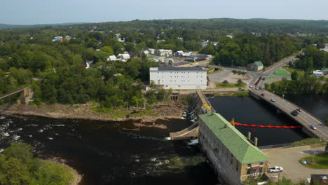 Panorámica-De-Imágenes-Aéreas-De-La-Represa-Hidroeléctrica-En-Skowhegan,-Maine