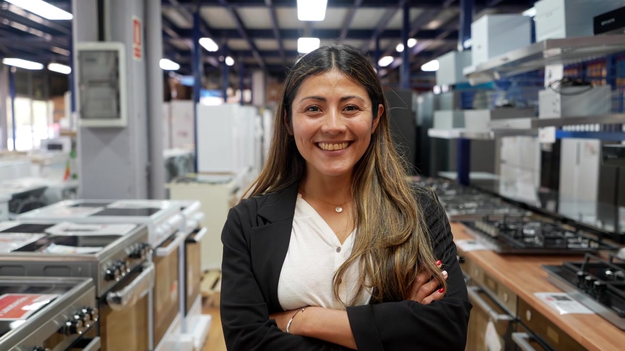 Vendedora segura sonriendo en una tienda de electrodomésticos de cocina