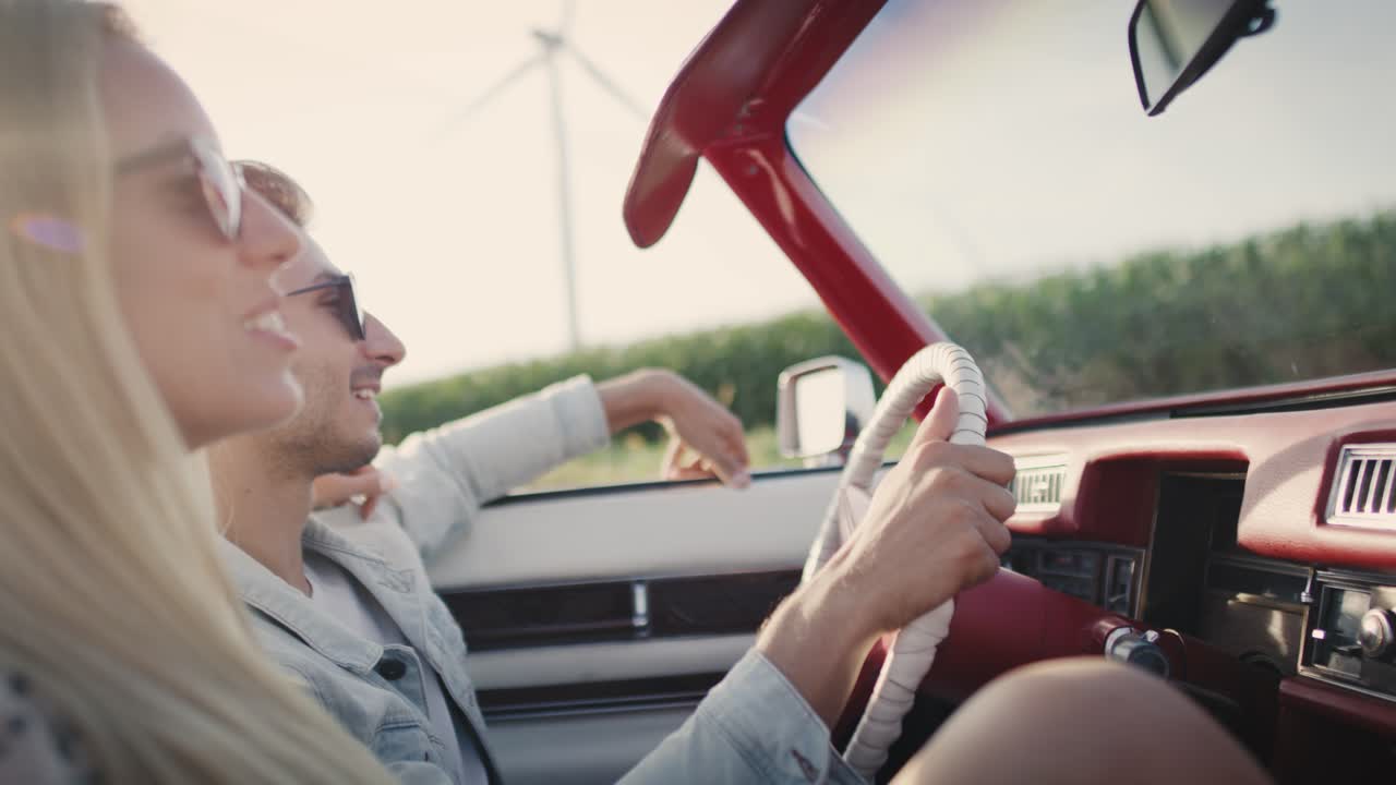 휴가 가는 길 에 있는 부부 의 사이드 뷰 비디오