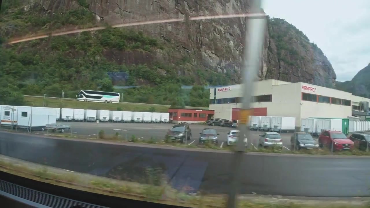 Trenin Norveç'in Dalegarden Kasabası'ndaki Arnpro Üretim Şirketi'nin önünden geçişi.