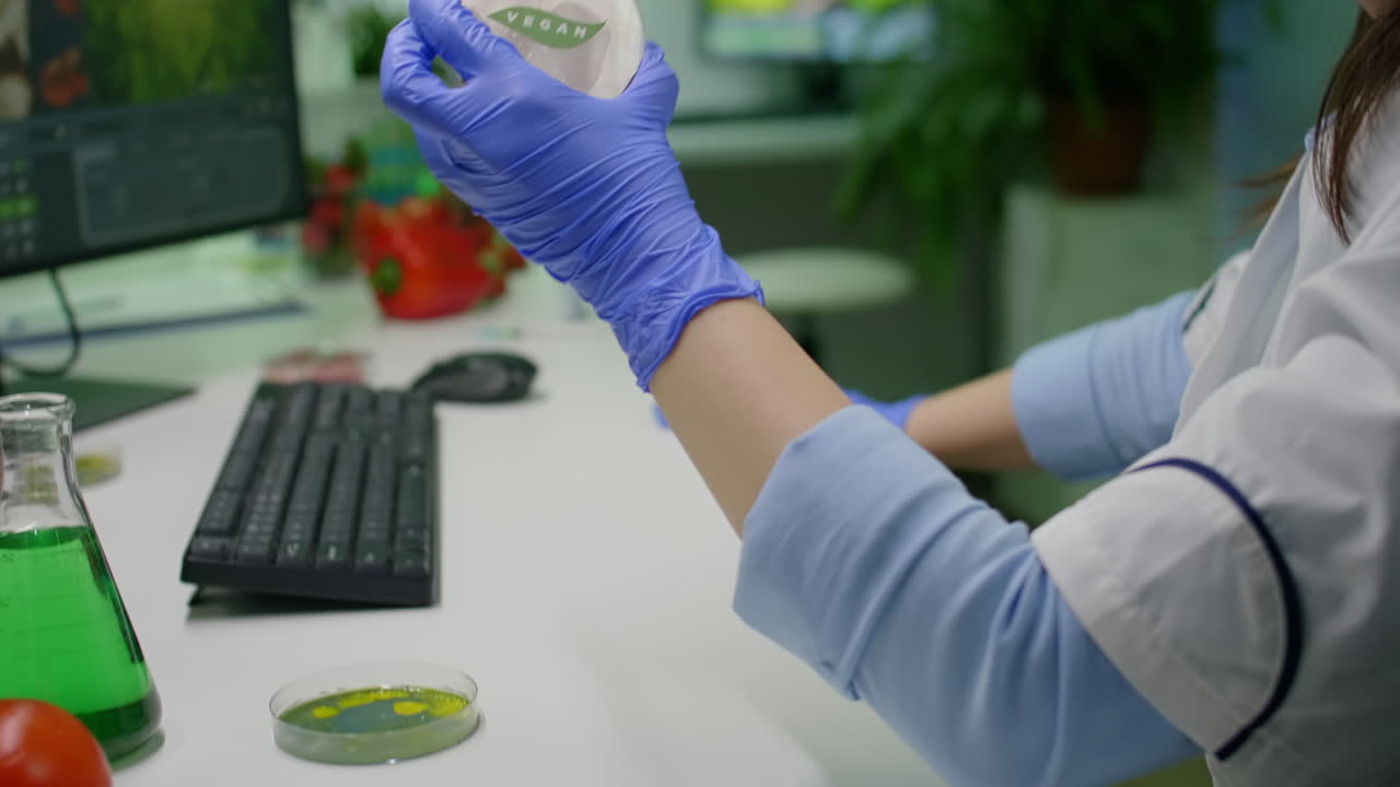 Investigador biólogo observando un sustituto de la carne a base de plantas para personas vegetarianas