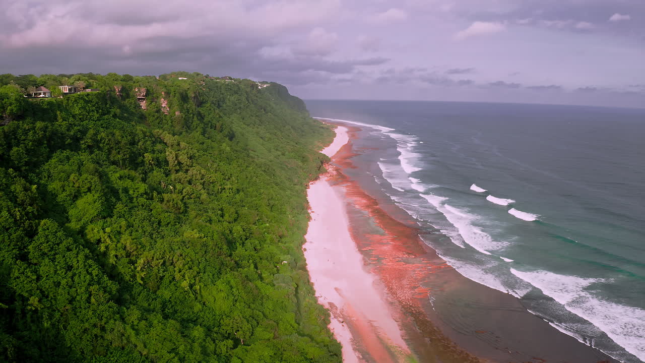 пышные скалы береговой линии океана на бали с соленым влажным воздухом после дождя