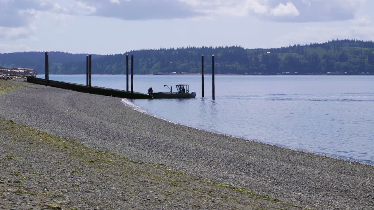 카마노 아일랜드 주립 공원, wa 주에서 과거 해변을 순항하는 작고 특징 없는 어선