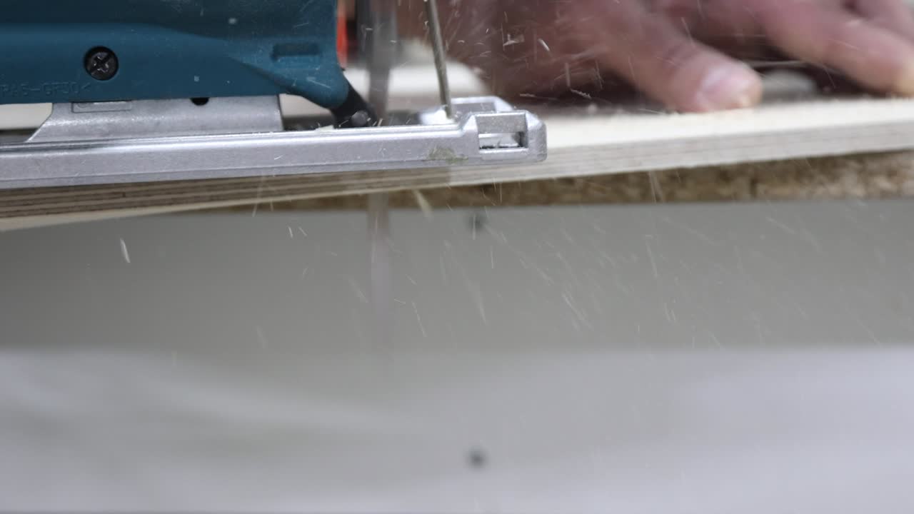 Video di falegname che sega il legno con un seghetto alternativo elettrico