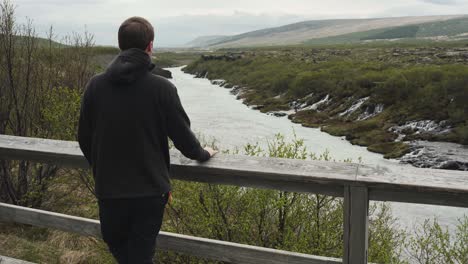 Hübscher-Junger-Mann,-Der-Eine-Schöne-Aussicht-Auf-Den-Barnafoss-wasserfall-In-Island-Betrachtet-1