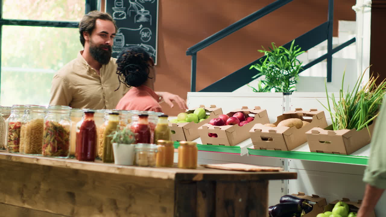 판매자는 고객에게 신선한 제품을 보여줍니다.