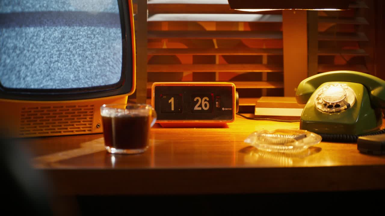 플립 시계와 1970 년대 장식과 함께 빈티지 레트로 책상