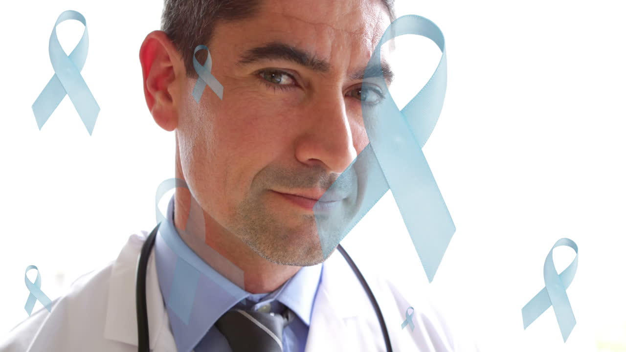 Animazione di nastri blu contro il cancro su un medico caucasico sorridente su sfondo bianco