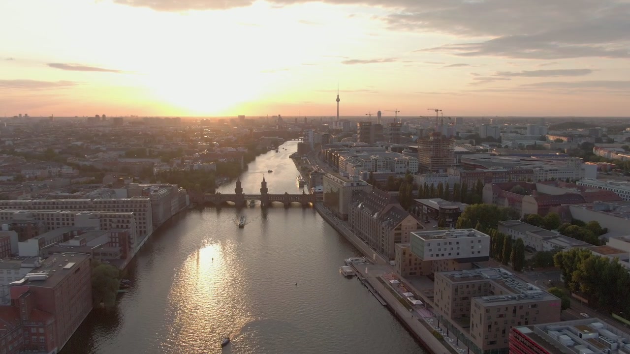 Skyline di Berlino, riprese aeree con drone sul fiume Sprea verso il Ponte Oberbaum al tramonto.