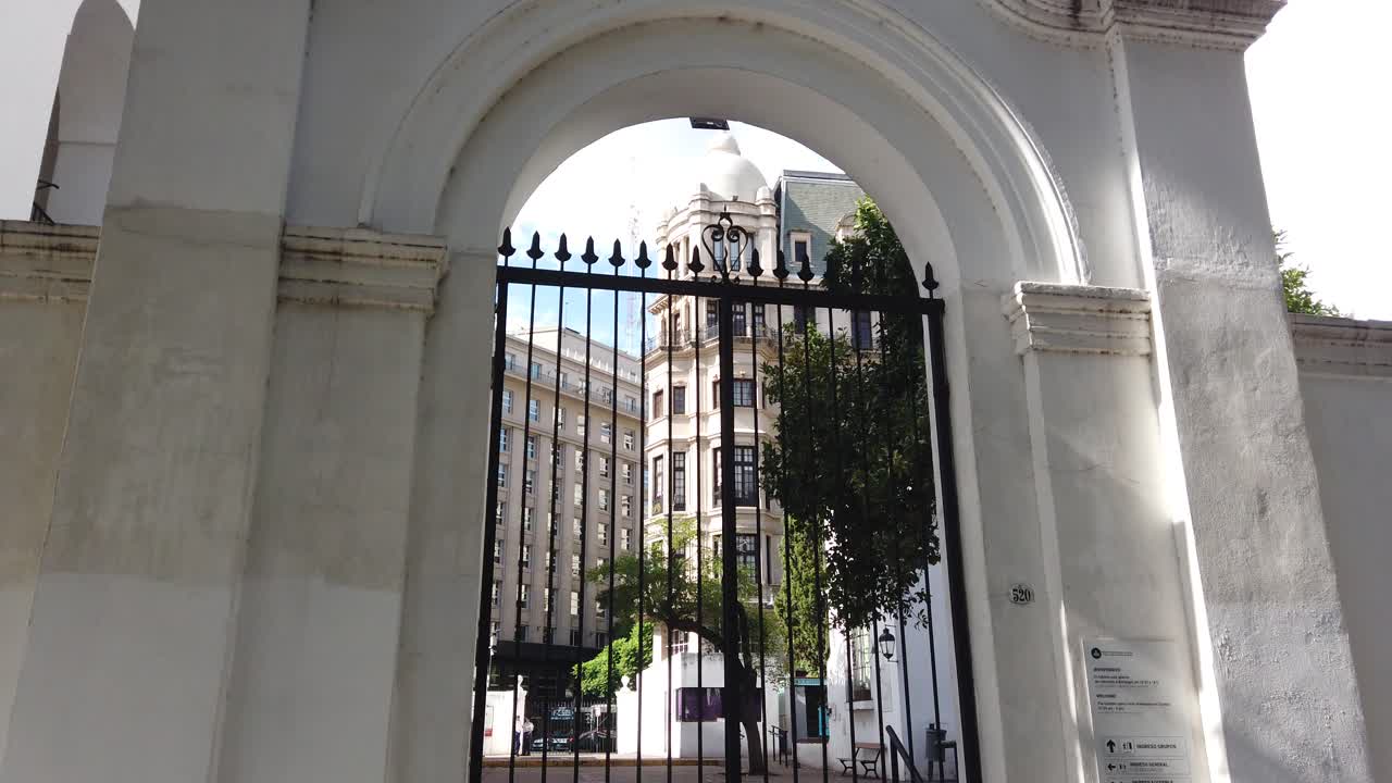 Primer plano de la entrada y la reja de hierro del Edificio del Cabildo Colonial en Buenos Aires, Argentina