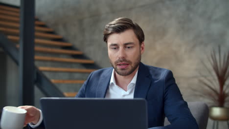 Focused-businessman-working-on-laptop-at-office.-Business-man-drinking-tea