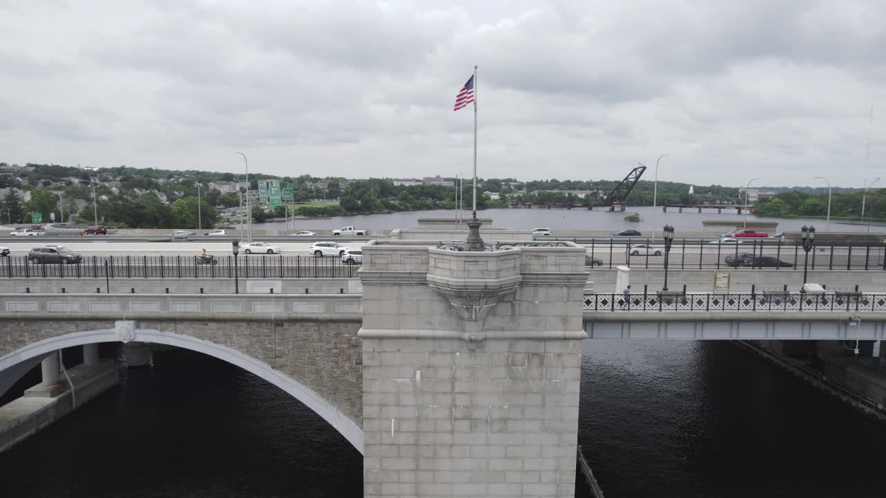 Video aereo in movimento laterale del traffico pomeridiano sul Ponte Washington a Providence, RI