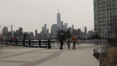 Familia-De-60-Fps-Caminando-Por-El-Horizonte-De-Nueva-York