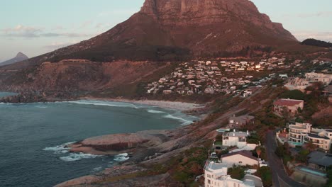 Ciudad-Balneario-De-Llandudno-Al-Atardecer-En-Ciudad-Del-Cabo,-Sudáfrica