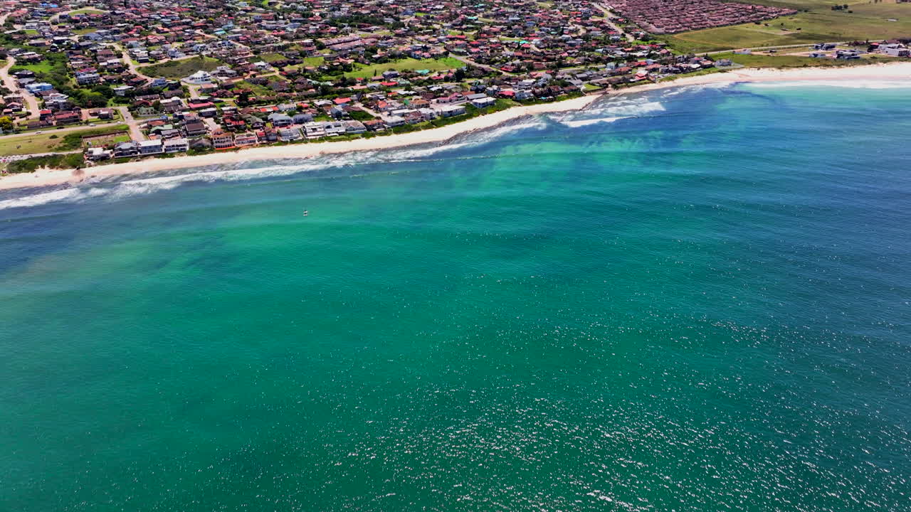 남아프리카 공화국 jbay jeffreys bay 에어리얼 드론 타운 홈 가장 놀라운  ⁇  모래 해변 에픽 서프 파도 포화 아쿠아 블루 거친 암초 해안선 낮 wsl 코로나 오픈 슈퍼 boneyard 여름 앞으로