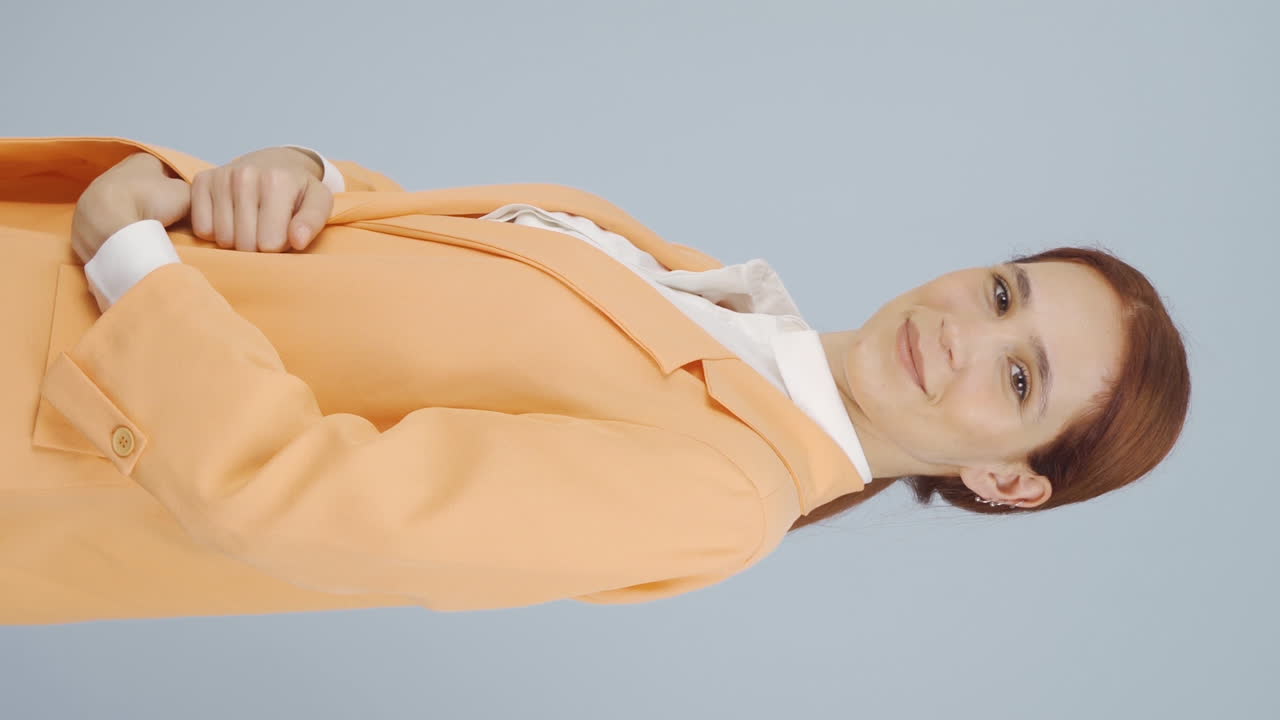 멋진 사업가 여성의 수직 비디오.