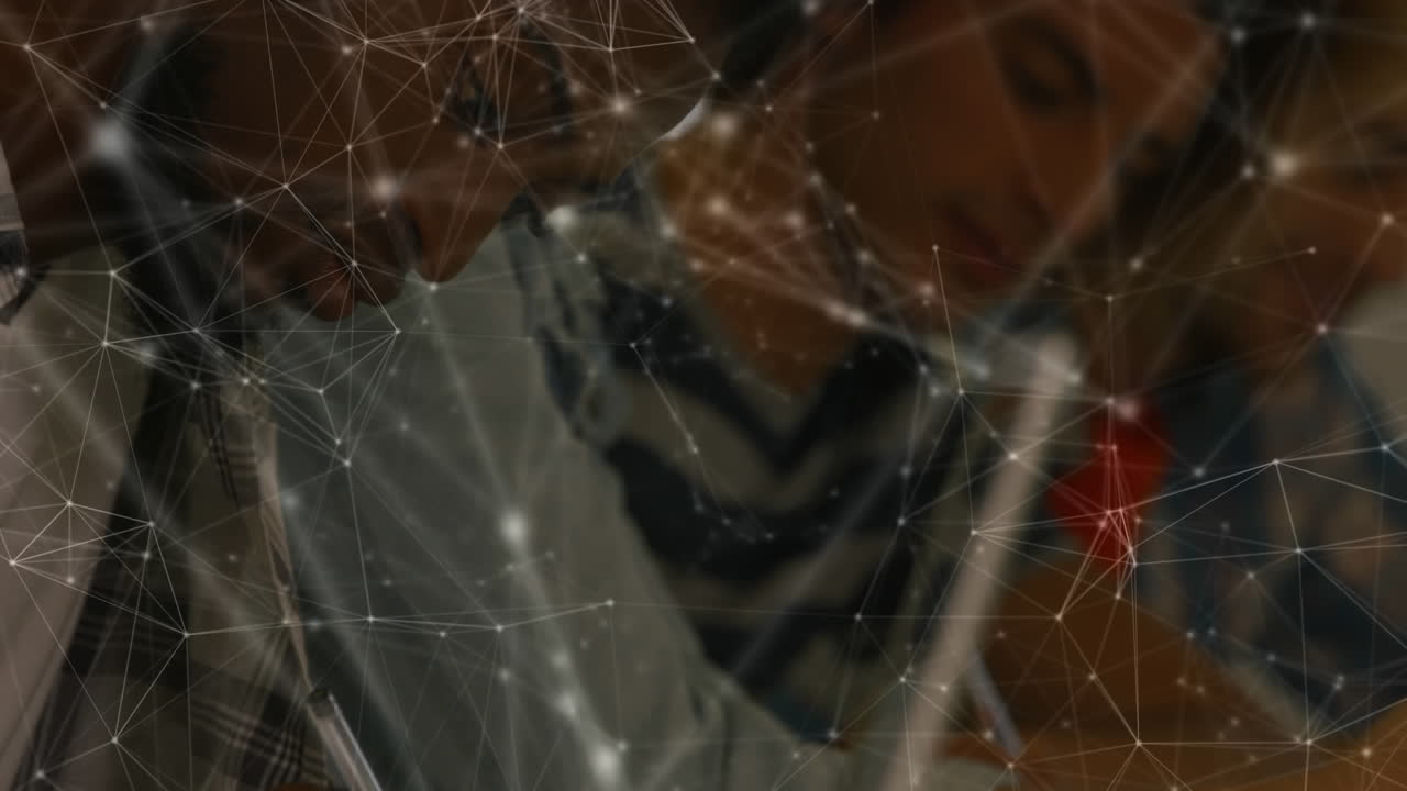 animación de estudiantes sentados en escritorios a través de una red de conexiones, procesamiento de datos en el fondo.