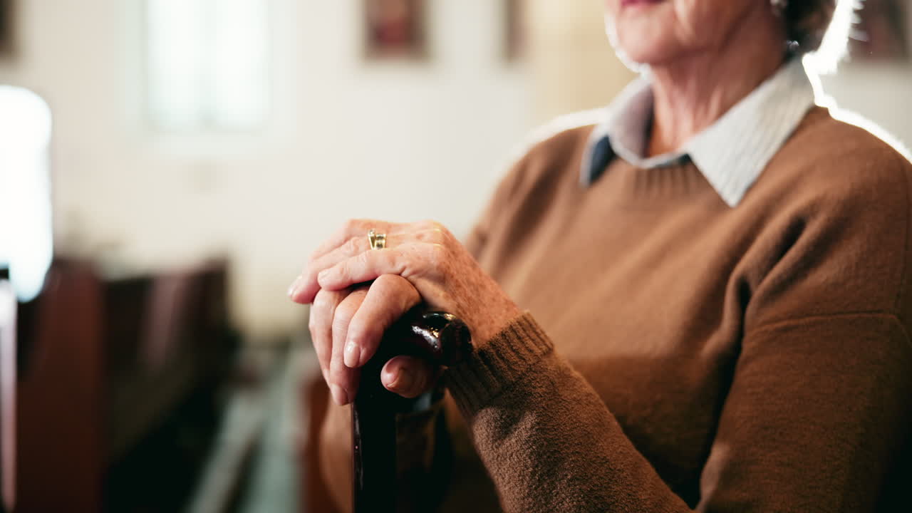 지이를 들고 있는 노인 여성