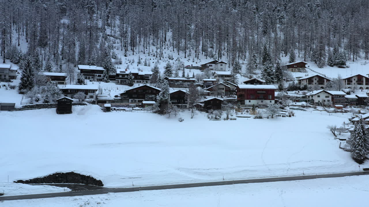 안개 속으로 사라지는 마을의 공중 뒤로 샷