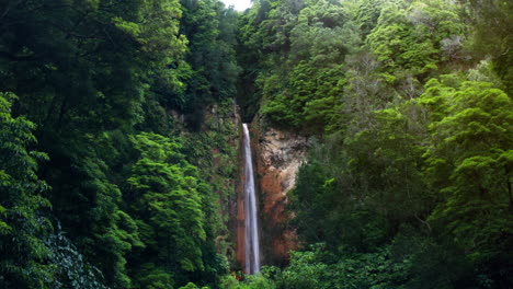 Filmische-Luftdrohnenaufnahme-Des-Natürlichen-Wasserfalls-Ribeira-Quente-In-Sao-Miguel-Auf-Den-Azoren-–-Portugal