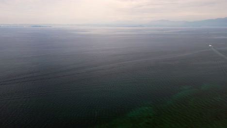 Vista-Al-Mar-En-El-Lago-De-Garda,-Italia