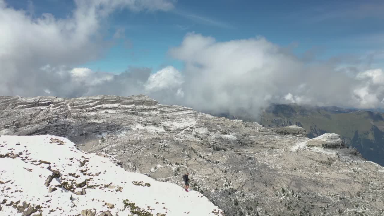 차가운 눈 속에서 절벽 끝에 홀로 서 있는 남자