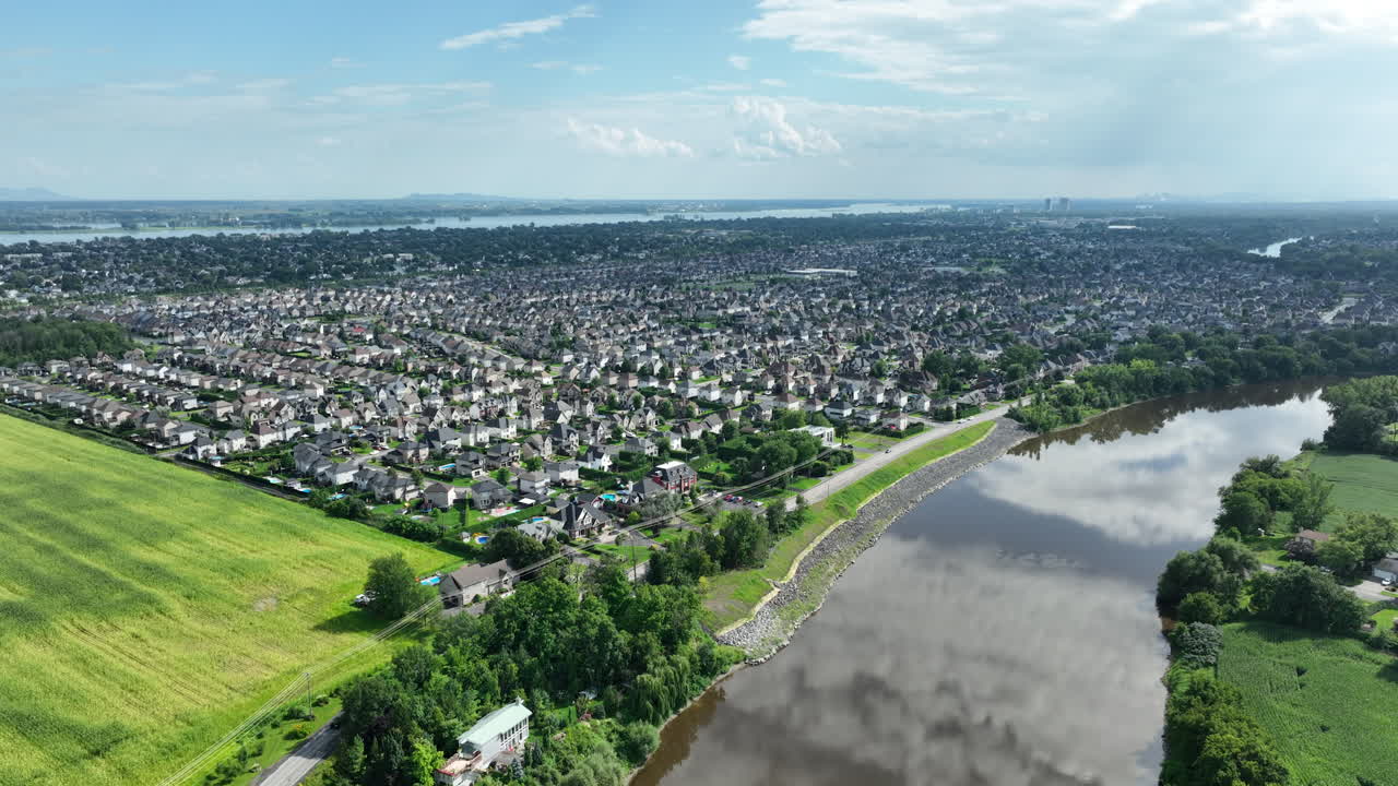 몬트리올 교외 - 집 과 이웃 의 공중 사진