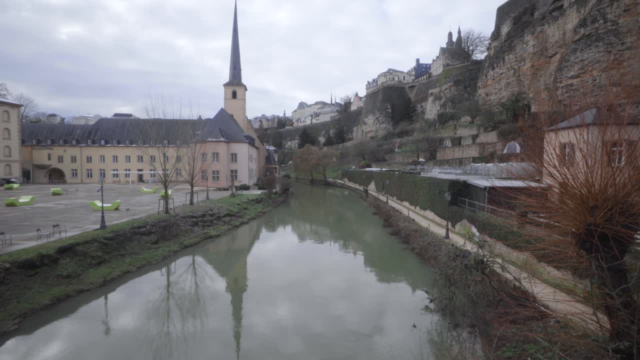 Skyline af Grund i Luxembourg By med Neumünster Kloster, Alzette-floden, Bock-kasematterne og Sankt Johannes Kirke