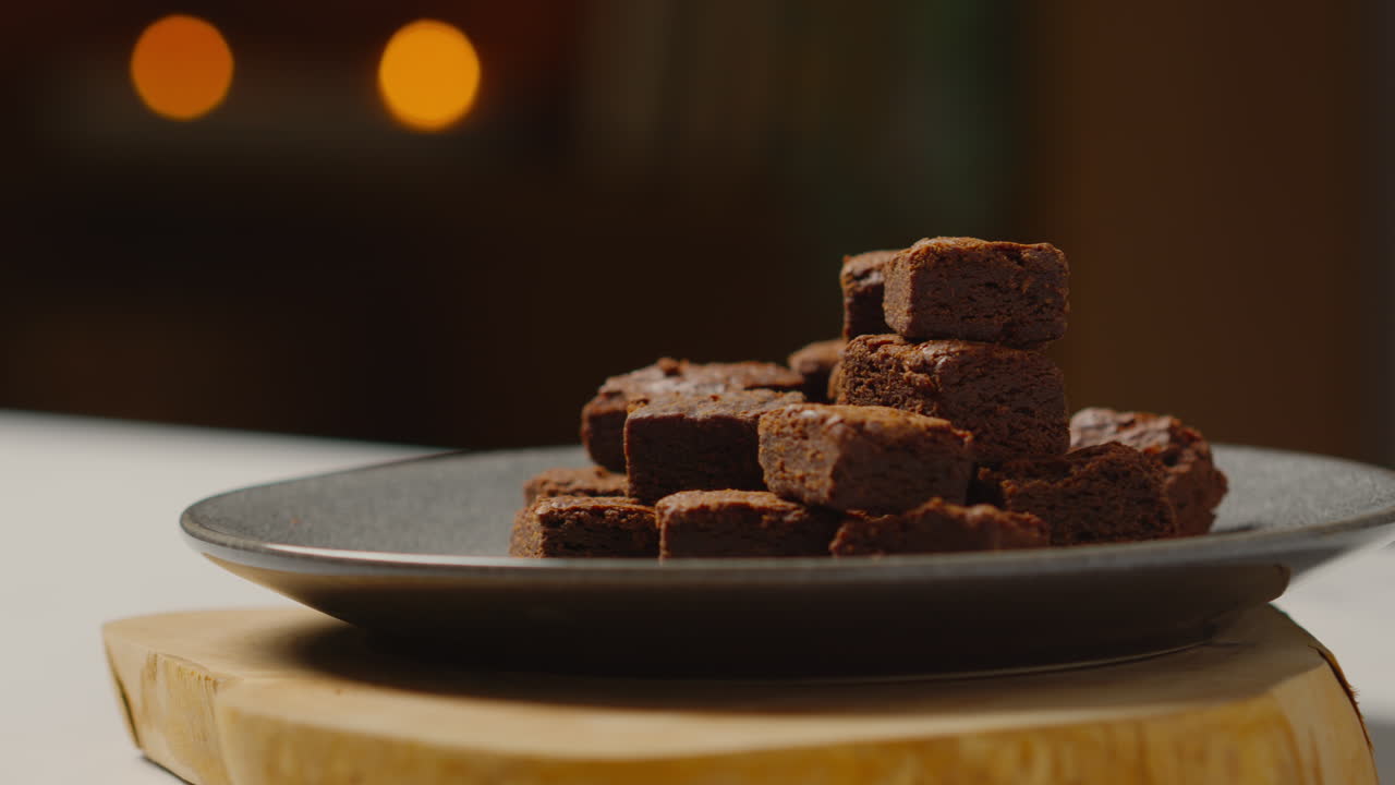 테이블 위에 있는 접시 위에 있는 초콜릿 브라우니 어리