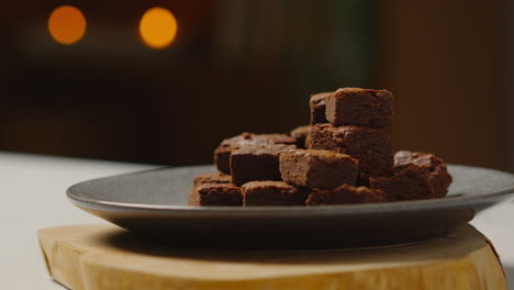 cerca de una pila de brownies de chocolate en el plato en la mesa
