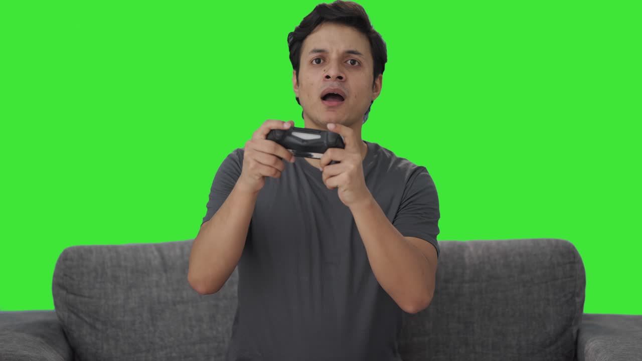hombre indio frustrado pierde un partido en el videojuego pantalla verde