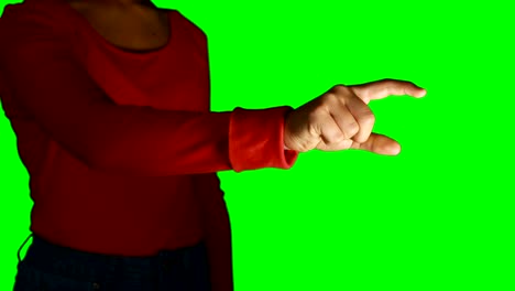 mujer fingiendo usar una pantalla invisible