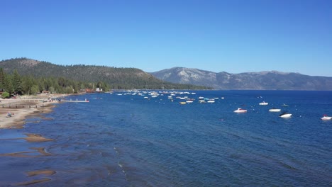 Toma-Aérea-De-Barcos-En-La-Costa-Norte-De