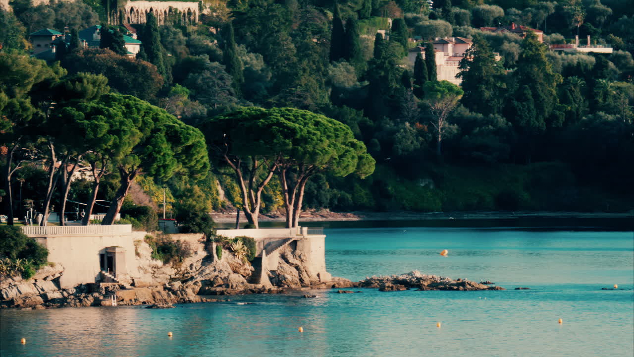 La costa di Villefranche-sur-Mer sulla Riviera francese alla luce del giorno