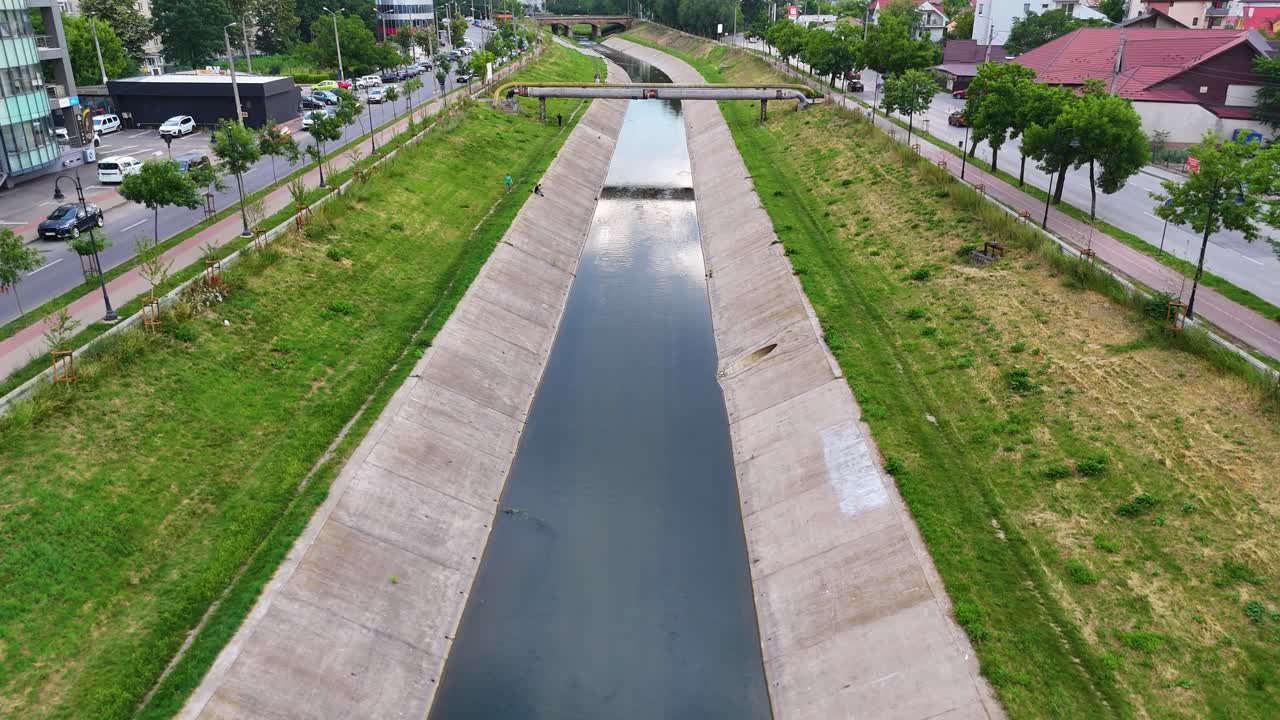 imágenes de drones del río bahlui desde iasi, rumania