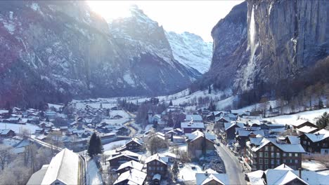 Erhebt-Sich-In-Den-Himmel-über-Dem-Dorf,-Während-Autos-Fahren-|-Lauterbrunnen-Schweiz,-Schweizer-Tal-In-Den-Alpen-Drohne,-Europa,-4k