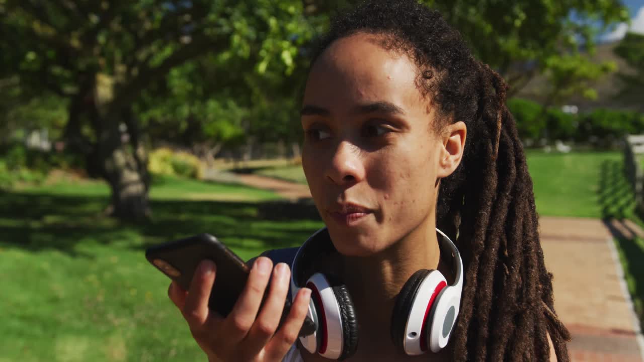 primer plano de una mujer afroamericana hablando en un teléfono inteligente