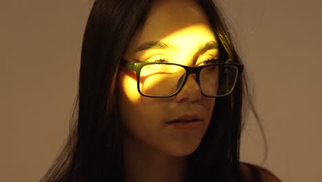 hermosa mujer latina de ojos verdes posando durante la sesión de fotos