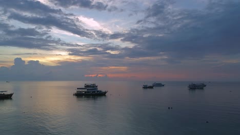 hermosa puesta de sol sobre el océano con barcos