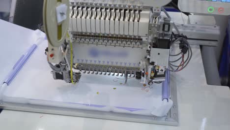 máquina de coser industrial automática para coser por patrón digital. industria textil moderna.