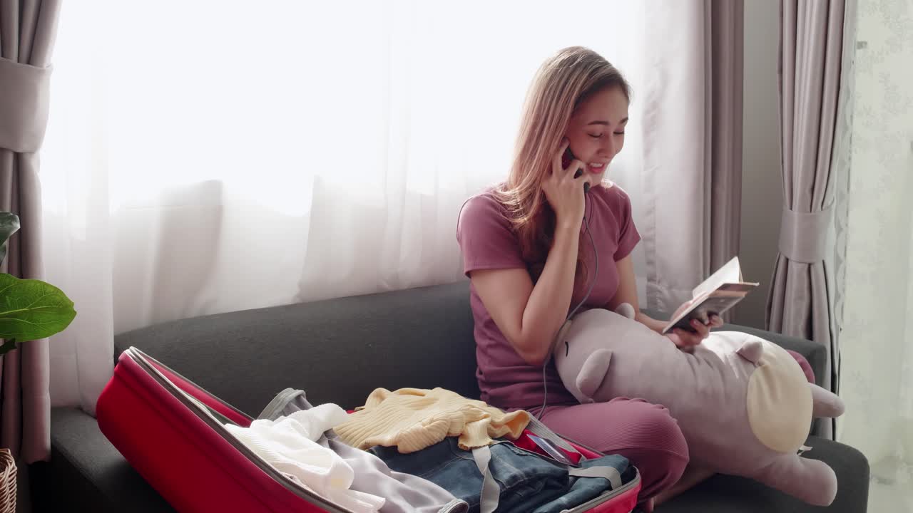 mujer revisando seriamente antes de viajar el nuevo viaje normal necesita una máscara facial