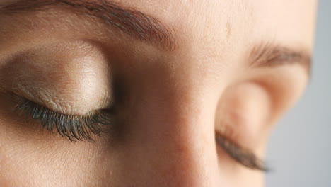 vrouw met een blauw oog met een intense blik