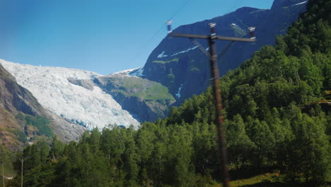 Fahren-Durch-Die-Malerischen-Orts-Norwegens-Hinter-Dem-Fenster-Sind-Hohe-Berge-Und-Ein-Großer-Gl