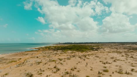 toma aérea de la playa desierta y el océano, colombia, la guajira