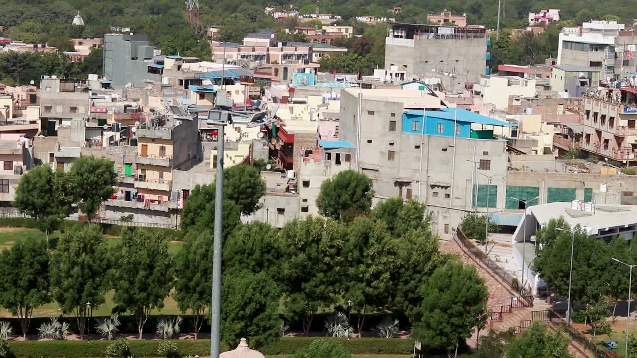 vista del paesaggio urbano della città affollata al mattino da un angolo piatto con cielo piatto