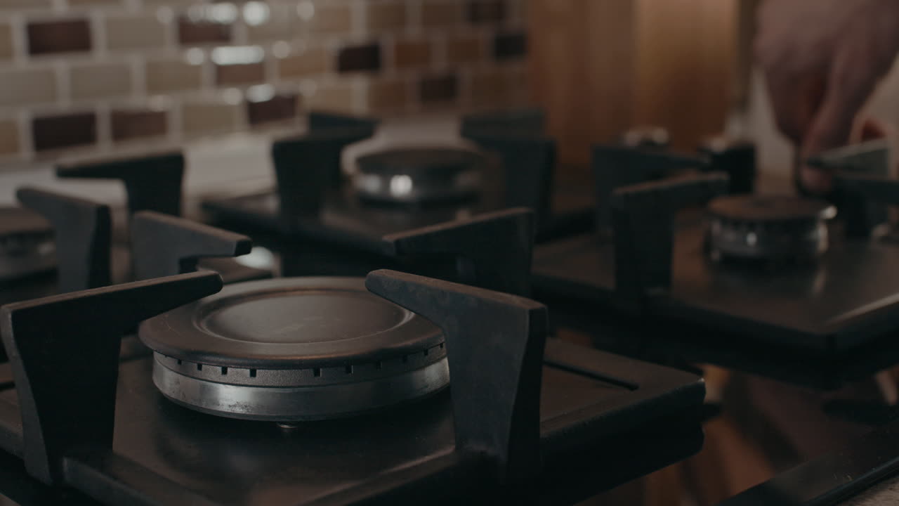 slowmo에서 에너지 절약을 위해 파란색 가스 불꽃이 꺼지는 주방 스토브 버너