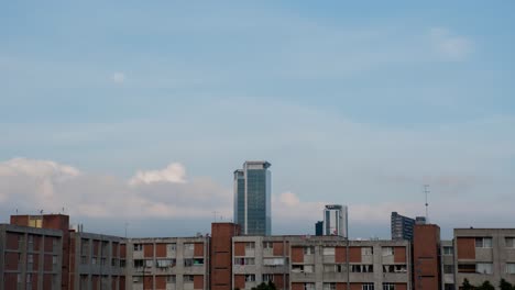 lapso de tiempo de la puesta de la luna en la mañana con nubes en la ciudad de méxico